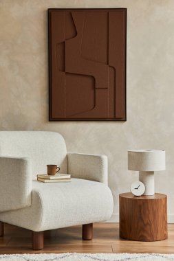 Modern konforlu oturma odasının iç dekorasyonu, bej koltuk, sehpa olarak ahşap ve kişisel aksesuarlar. Yaratıcı duvar, yerde halı. Şablon.