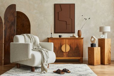 Modern konforlu oturma odasının iç dekorasyonu, katlanan ekran, koltuk, klasik tuvalet ve kişisel aksesuarlarla. Yaratıcı duvar, yerde halı. Şablon.