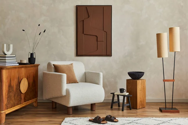 风格新颖的现代舒适客厅内部的构图 带有结构绘画 米黄色扶手椅 木制复古装饰和个人配饰 创意墙 地板上的地毯 — 图库照片