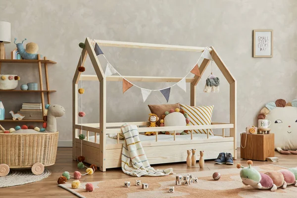 Δημιουργική Σύνθεση Από Άνετο Σκανδιναβικό Παιδικό Δωμάτιο Ξύλινο Κρεβάτι Βελούδινα — Φωτογραφία Αρχείου