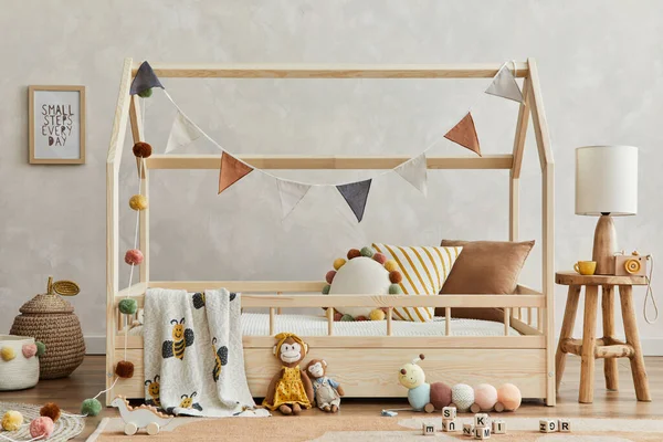 Κομψή Σύνθεση Από Άνετο Παιδικό Δωμάτιο Ξύλινο Κρεβάτι Μαξιλάρια Κομψή — Φωτογραφία Αρχείου