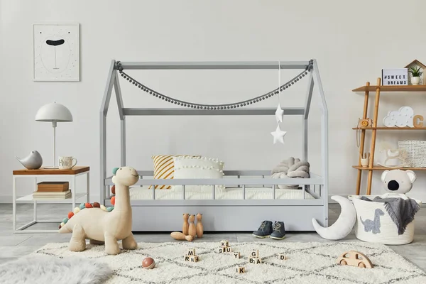 Κομψό Σκανδιναβικό Παιδικό Δωμάτιο Δημιουργικό Ξύλινο Κρεβάτι Τραπεζάκι Σαλονιού Λάμπα — Φωτογραφία Αρχείου