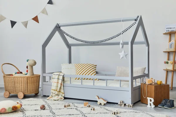 Κομψό Σκανδιναβικό Παιδικό Δωμάτιο Δημιουργικό Ξύλινο Κρεβάτι Καλαθάκι Μπαστούνι Ξύλινο — Φωτογραφία Αρχείου
