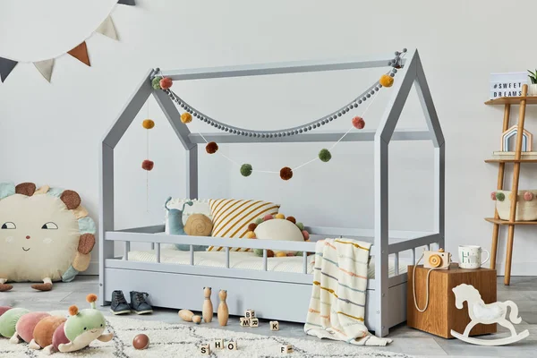 Ruangan Anak Anak Skandinavia Bergaya Dengan Ranjang Kayu Kreatif Kubus — Stok Foto