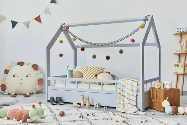 Κομψό Σκανδαλώδες Παιδικό Δωμάτιο Δημιουργικό Ξύλινο Κρεβάτι Μαξιλάρια Ξύλινο Ράφι — Φωτογραφία Αρχείου