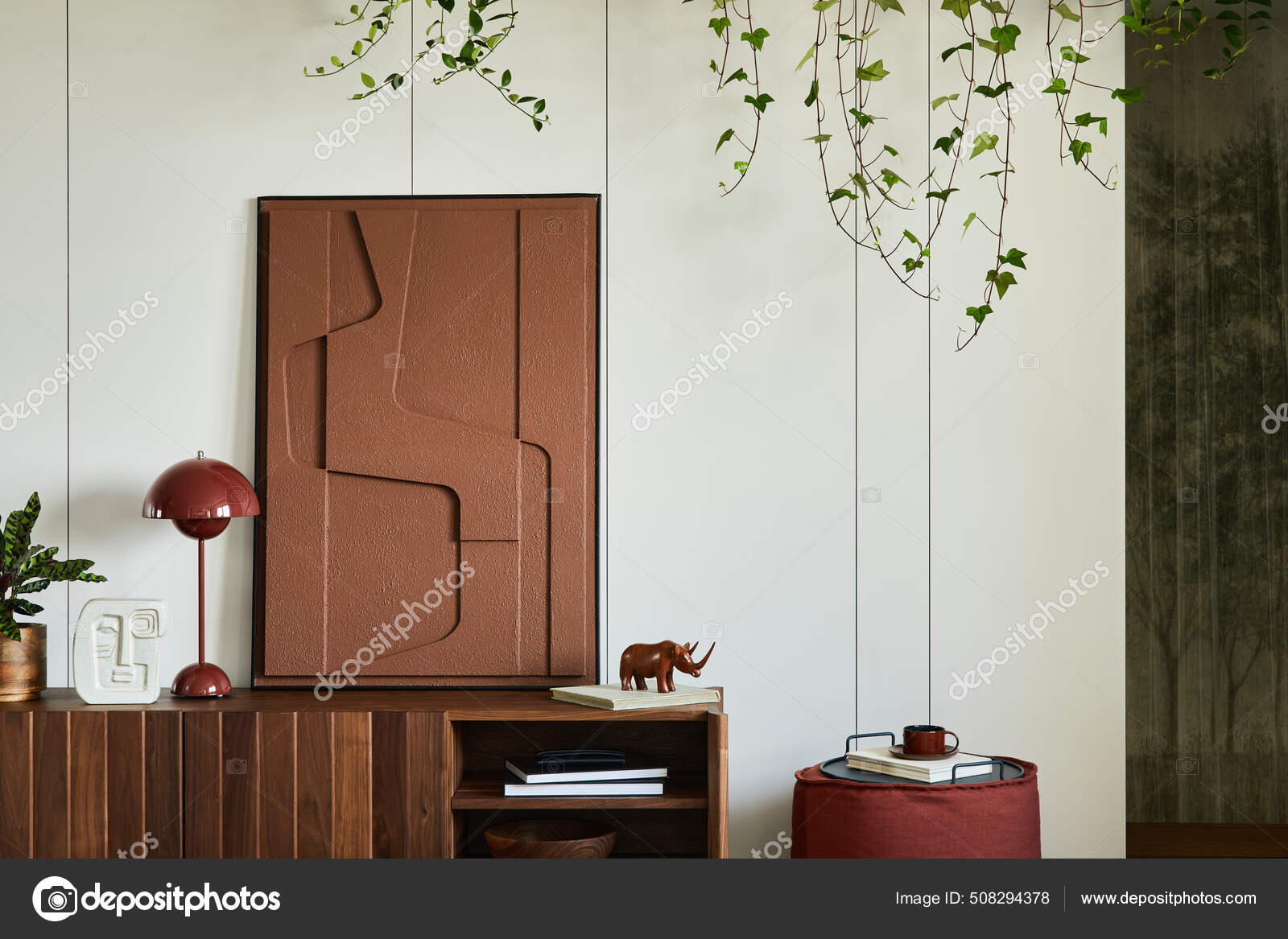Detalles elegantes de diseño de interiores gramour moderno con aparador de  madera, pintura y elegantes accesorios personales. plantilla.