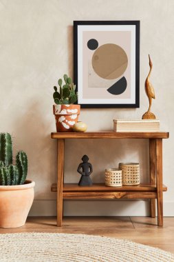 Poster çerçevesi, ahşap raf, kaktüs ve kişisel aksesuarlarla dekore edilmiş şık bir oturma odasının yaratıcı kompozisyonu. Bitki sevgisi ve doğa kavramı. Şablon.