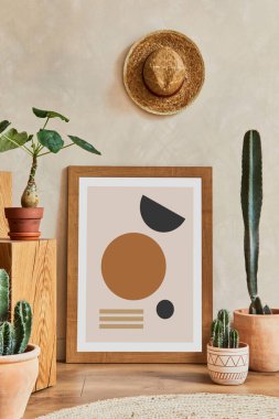 Şık oturma odasının yaratıcı kompozisyonu poster çerçevesi, ahşap küpler, kaktüsler ve kişisel aksesuarlarla. Bitki sevgisi ve doğa kavramı. Şablon.