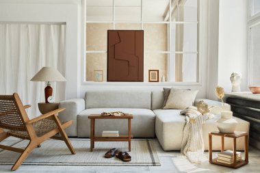 Şık ve rahat oturma odasının yaratıcı kompozisyonu. Yapı boyası, gri köşeli kanepe, pencere, koltuk ve kişisel aksesuarlar. Bej nötr renkler. Şablon.