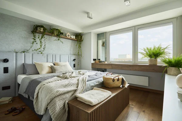 Elegante Interior Quarto Apartamento Moderno Com Cama Pequena Peito Madeira — Fotografia de Stock