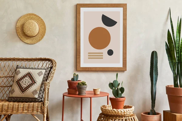 风格新颖的客厅室内装饰的创意构图 带有模型的海报框架 咖啡桌 仙人掌和个人配饰 植物爱情和自然的概念 — 图库照片
