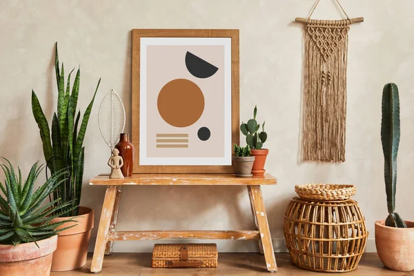 Komposisi Kreatif Interior Ruang Tamu Bergaya Dengan Bingkai Poster Tiruan — Stok Foto