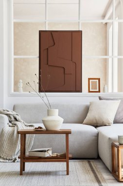 Şık ve rahat oturma odasının yaratıcı kompozisyonu. Yapı boyası, gri köşeli kanepe, pencere, kahve masası ve kişisel aksesuarlar. Bej nötr renkler. Şablon.