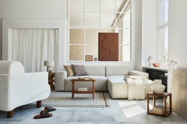 Şık ve rahat oturma odasının yaratıcı kompozisyonu. Yapı boyası, gri köşeli kanepe, pencere, koltuk ve kişisel aksesuarlar. Bej nötr renkler. Şablon.