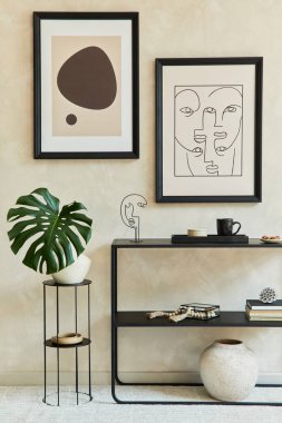 Şık modern oturma odasının yaratıcı kompozisyonu, iki tane poster çerçevesi, siyah geometrik tuvalet, vazo yaprakları ve kişisel aksesuarlar. Tarafsız kanallar. Şablon.