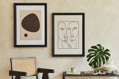Şık modern oturma odasının yaratıcı kompozisyonu, iki tane poster çerçevesi, siyah geometrik tuvalet, koltuk, vazoda yaprak ve kişisel aksesuarlar. Tarafsız kanallar. Şablon.