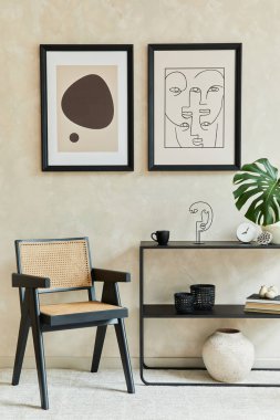 Moda modern oturma odasının yaratıcı kompozisyonu. İki poster çerçevesi, siyah geometrik tuvalet, koltuk ve kişisel aksesuarlar. Tarafsız renkler. Şablon.