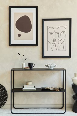 Moda modern oturma odasının yaratıcı kompozisyonu, iki tane poster çerçevesi, siyah geometrik tuvalet, sehpa ve kişisel aksesuarlar. Tarafsız renkler. Şablon.