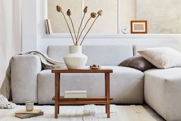 风格新颖的客厅室内构图 配有灰色角落沙发 木制咖啡桌 干花花瓶和个人配饰 米色中性的颜色 — 图库照片