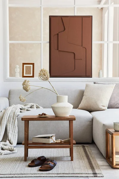 富有创意的写作风格 舒适舒适的客厅内部与模拟的结构绘画 灰色角落沙发 咖啡桌和个人配饰 米色中性的颜色 — 图库照片