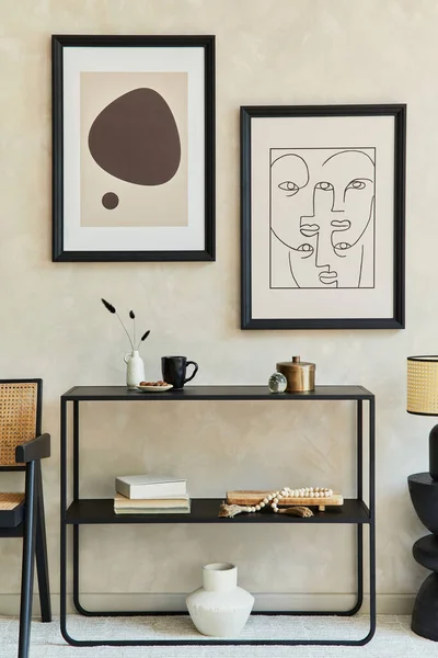 风格新颖的现代客厅内部的创意构图 有两个模拟的海报框架 黑色几何组合 扶手椅 附图表 灯和个人配饰 中性科植物 — 图库照片
