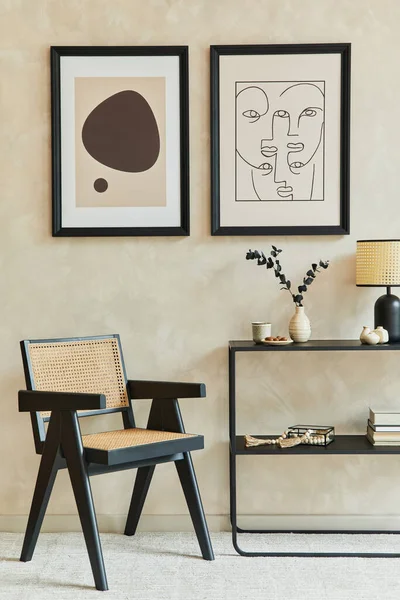 风格新颖的现代客厅内部的创意构图 有两个模拟的海报框架 黑色几何组合 扶手椅 灯和个人配饰 中性科植物 — 图库照片