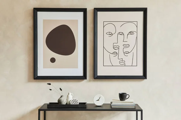 风格新颖的现代客厅内部的创意构图 有两个模拟的海报框 黑色几何图案和个人配饰 中性科植物 最小的概念 — 图库照片