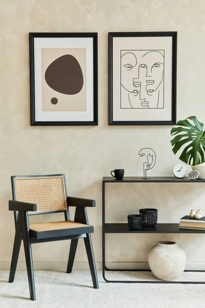 风格新颖的现代客厅内部的创意构图 有两个模拟海报框 黑色几何组合 扶手椅和个人配饰 中性的颜色 — 图库照片