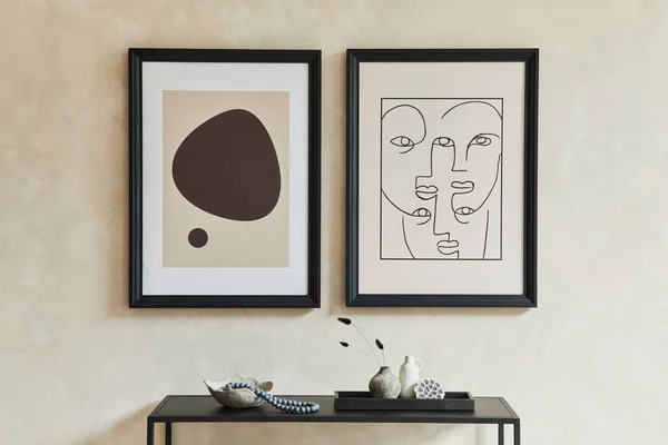 风格新颖 简约的现代客厅室内设计 配有两个造型海报框 黑色几何图案和个人配饰 中性的颜色 — 图库照片