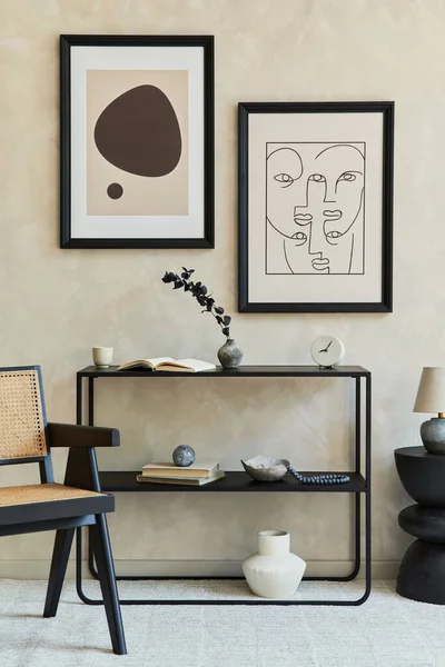 风格新颖的现代客厅内部的创意构图 有两个模拟的海报框架 黑色几何组合 扶手椅 咖啡桌和个人配饰 中性的颜色 — 图库照片