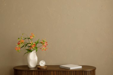 Heykel vazoları, çiçekler ve kişisel aksesuarlarla dolu ılık bir büfenin kapağını kapatın. Boşluğu kopyala. 