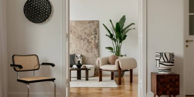 Çağdaş ve doğal malzemelerin bir karışımı ile zarif bir ev tasarımı. Sıcak tarafsızlar, dokulu tekstil ve heykel dekoru..