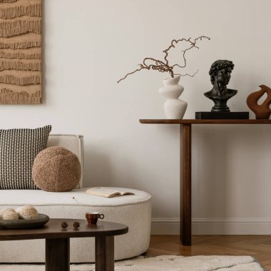 Yumuşak mobilyaları, doğal ahşabı ve soyut sanat eserleri olan parlak ve havadar bir yaşam alanı. Huzurlu ve şık bir iç mekan..