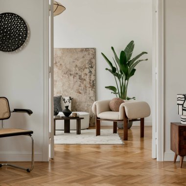 Çağdaş ve doğal malzemelerin bir karışımı ile zarif bir ev tasarımı. Sıcak tarafsızlar, dokulu tekstil ve heykel dekoru..