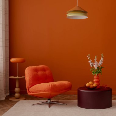 Portakal rengi şezlonga, renkli kolye lambasına ve vazoya sahip geçmişe dönük iç mekan. Sıcak turuncu duvarlar ve neşeli şekiller neşeli bir atmosfer yaratır.