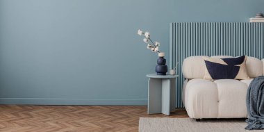 Yumuşak bir koltuğu, pamuklu bir vazosu ve ince bir ışığı olan rahat bir köşe. Modern tasarımda sakin bir geri çekilme..