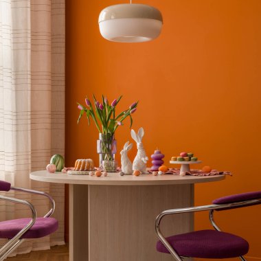 Masada laleler, tavşan heykelcikleri, pasta, yumurta ve mumlarla süslü Paskalya düzenlemeleri. Bahar tatili havasını kutlayalım. İç dizayn, aile zamanı.