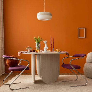 Paskalya süslemeleri, çiçekler, tavşanlar ve yumurtalar modern bir iç mekanda. İç tasarım, tatil kavramları ve dekorasyon için kullan