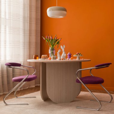 Ahşap bir masa, lale düzenlemesi ve modern ve klasik dekor unsurlarının karışımı ile estetik Paskalya yemeği sahnesi..