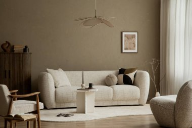 İç tarafında bir kanepe, masa dekorasyonu ve bej duvarlar var. Sıcak, nötr bir renk paleti. Yaşam tarzı, ev dekorasyonu, huzur ve rahatlama için kullanılıyor.