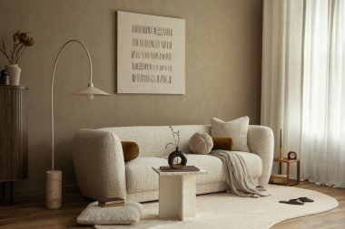 Bej kanepe, lamba ve dekor sıcak, davetkar bir iç mekan oluşturur. Ev tasarımı, gayrimenkul ya da lüks yaşam kavramları için mükemmel.