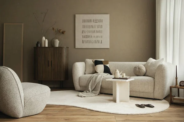 Tarafsız oturma odası, dokulu kanepe, aksanlı yastık ve sıcak doğal ışık altında heykel masası..