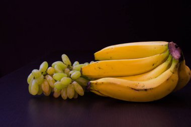 Kırpma yolu ve tüm alan derinliği ile siyah arkaplan izole muz bir grup.