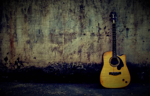 Guitarra Acústica Estilo Vintage Exibida Direção Parede Com Espaço Cópia — Fotografia de Stock