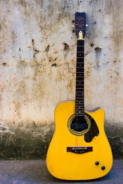 Akustisk Gitarr Vintage Stil Visad Mot Väggen Med Kopieringsutrymme — Stockfoto