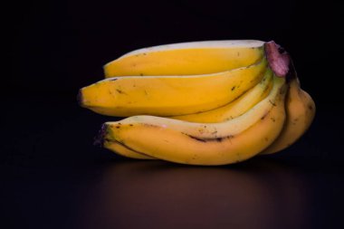 Kırpma yolu ve tüm alan derinliği ile siyah arkaplan izole muz bir grup