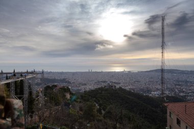 Tibidabo Dağı 'ndan Barselona Panoraması. Barselona 'da sabahın erken saatlerinde. Şehre bakan manzara manzarası. Şafakta dağdan şehre bak..