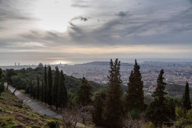 Tibidabo Dağı 'ndan Barselona Panoraması. Barselona 'da sabahın erken saatlerinde. Şehre bakan manzara manzarası. Şafakta dağdan şehre bak..