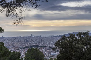 Tibidabo Dağı 'ndan Barselona Panoraması. Barselona 'da sabahın erken saatlerinde. Şehre bakan manzara manzarası. Şafakta dağdan şehre bak..