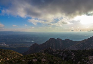 Dağlarla muhteşem bir manzara. Santa Maria de Montserrat